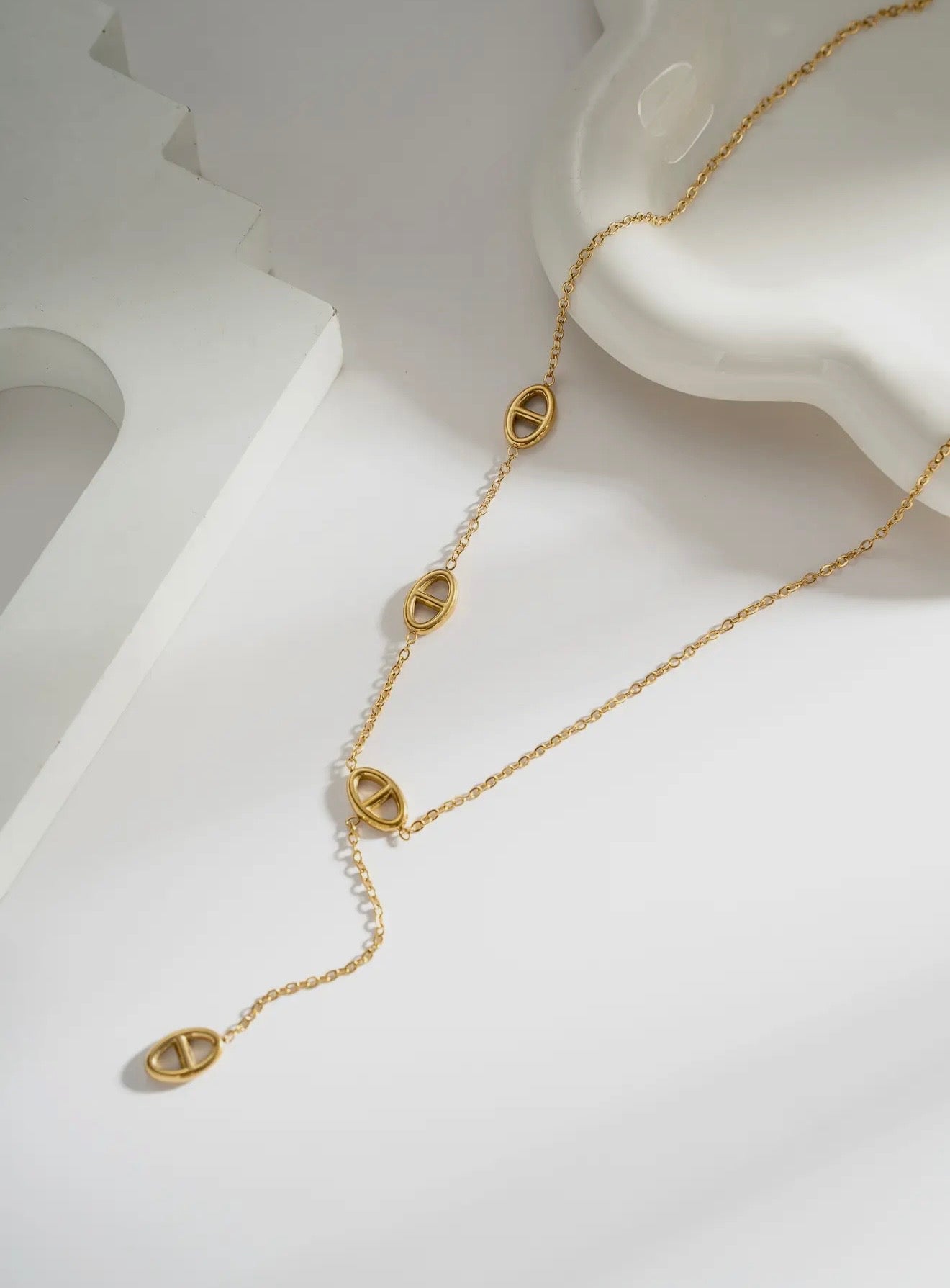 Collier doré - motif ovale