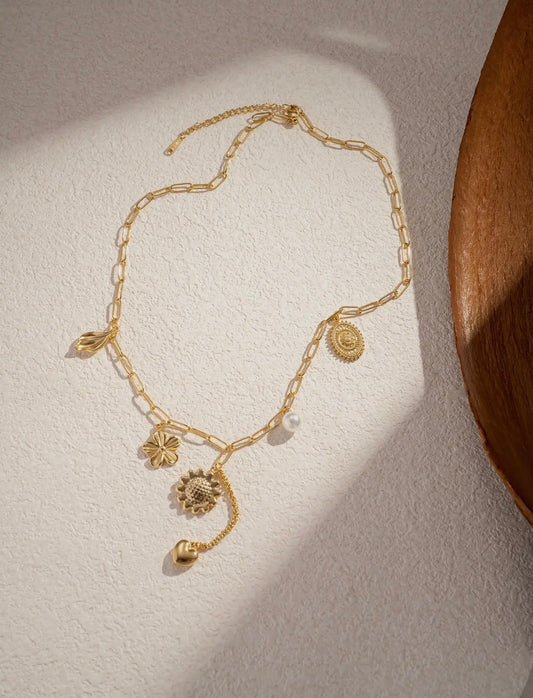 Collier avec perle, cœur et fleur délicate