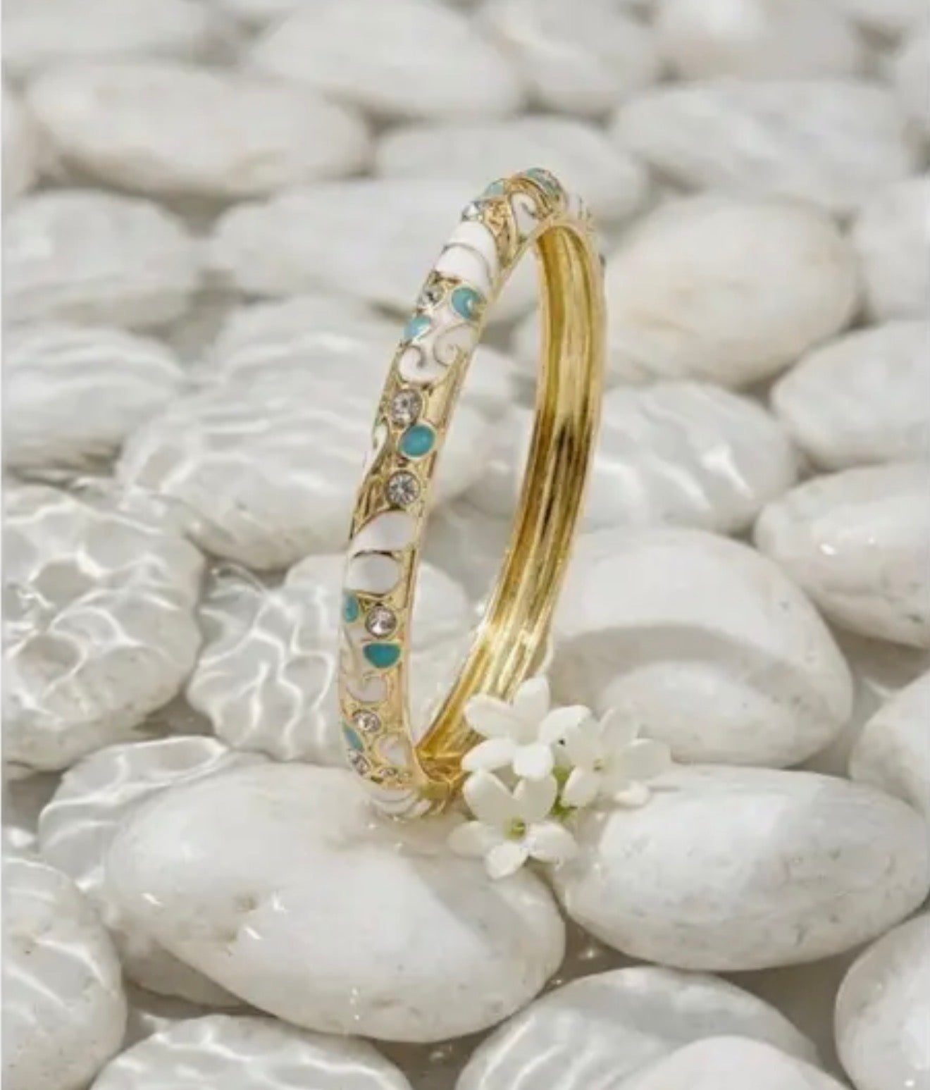 JONC THAÏLANDAIS ÉMAILLÉE EN LAITON – MOTIF FLEURS BOHÈME CHIC 🌸