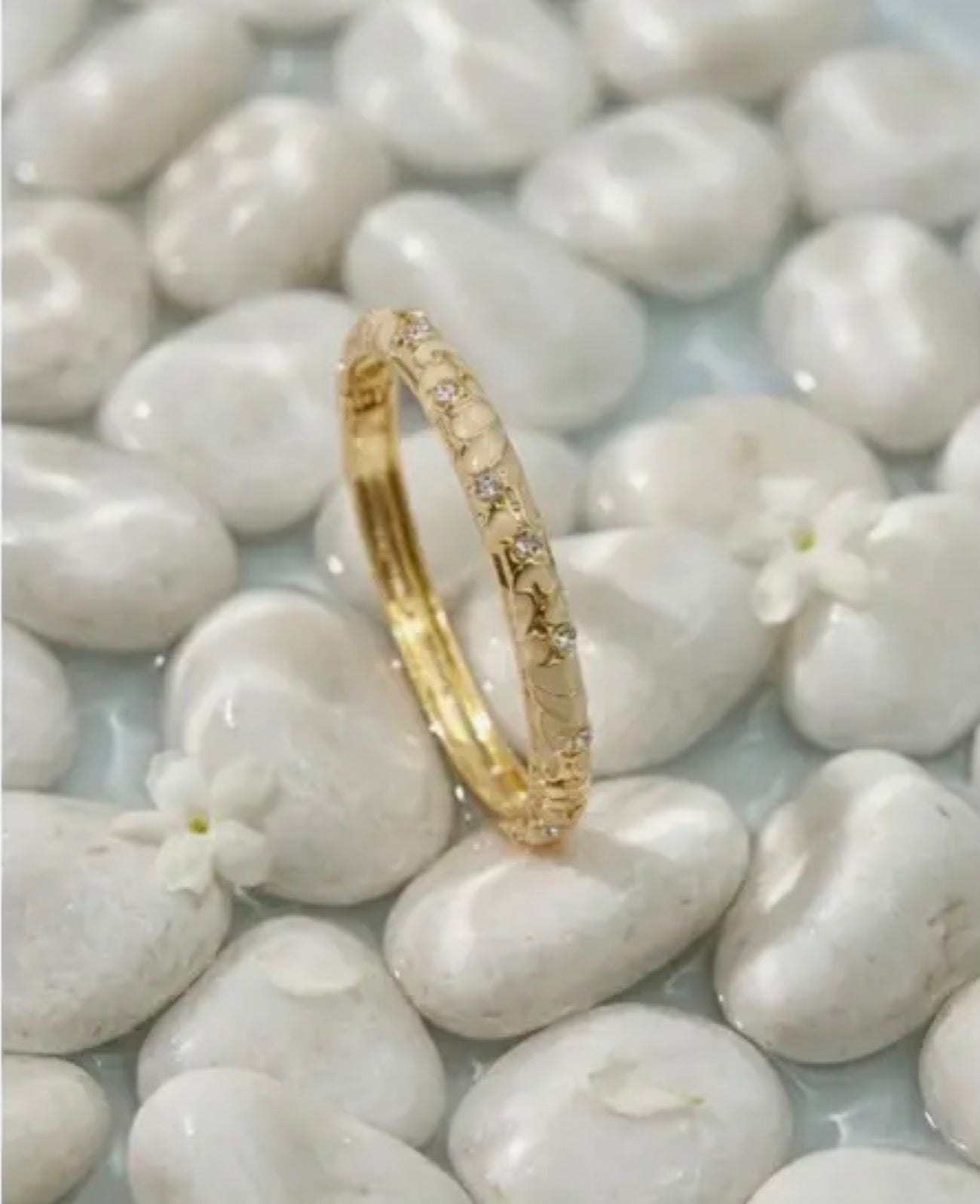 JONC THAÏLANDAIS ÉMAILLÉE EN LAITON – MOTIF FLEURS BOHÈME CHIC 🌸