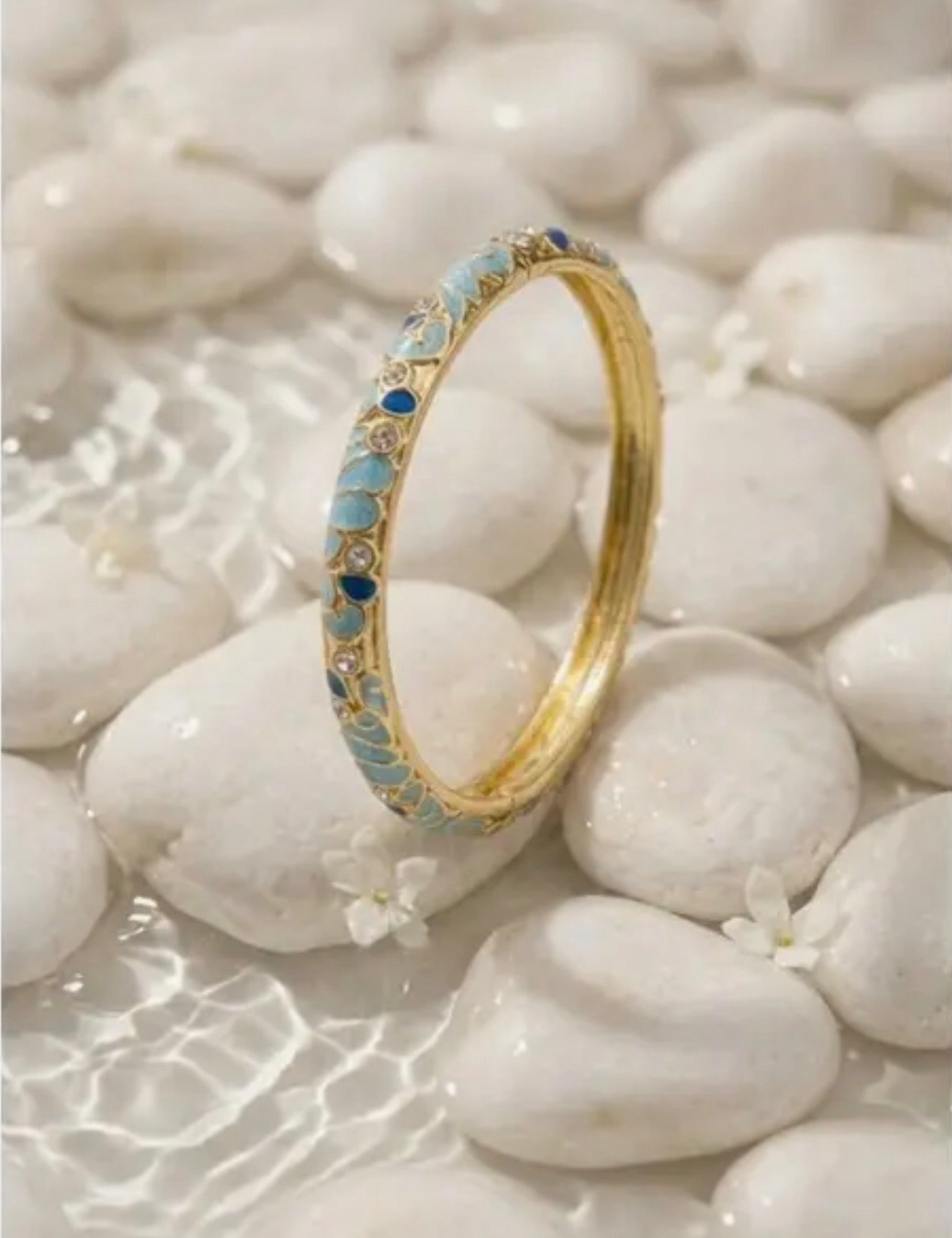 JONC THAÏLANDAIS ÉMAILLÉE EN LAITON – MOTIF FLEURS BOHEME BLEU CHIC 🌸