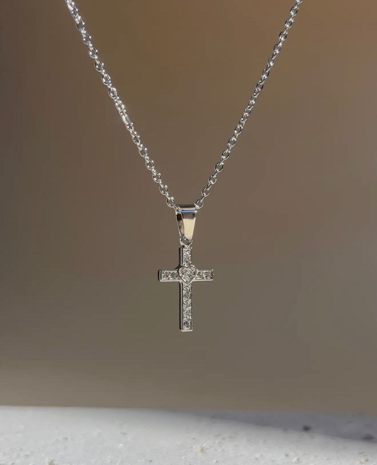 Collier croix minimaliste avec strass
