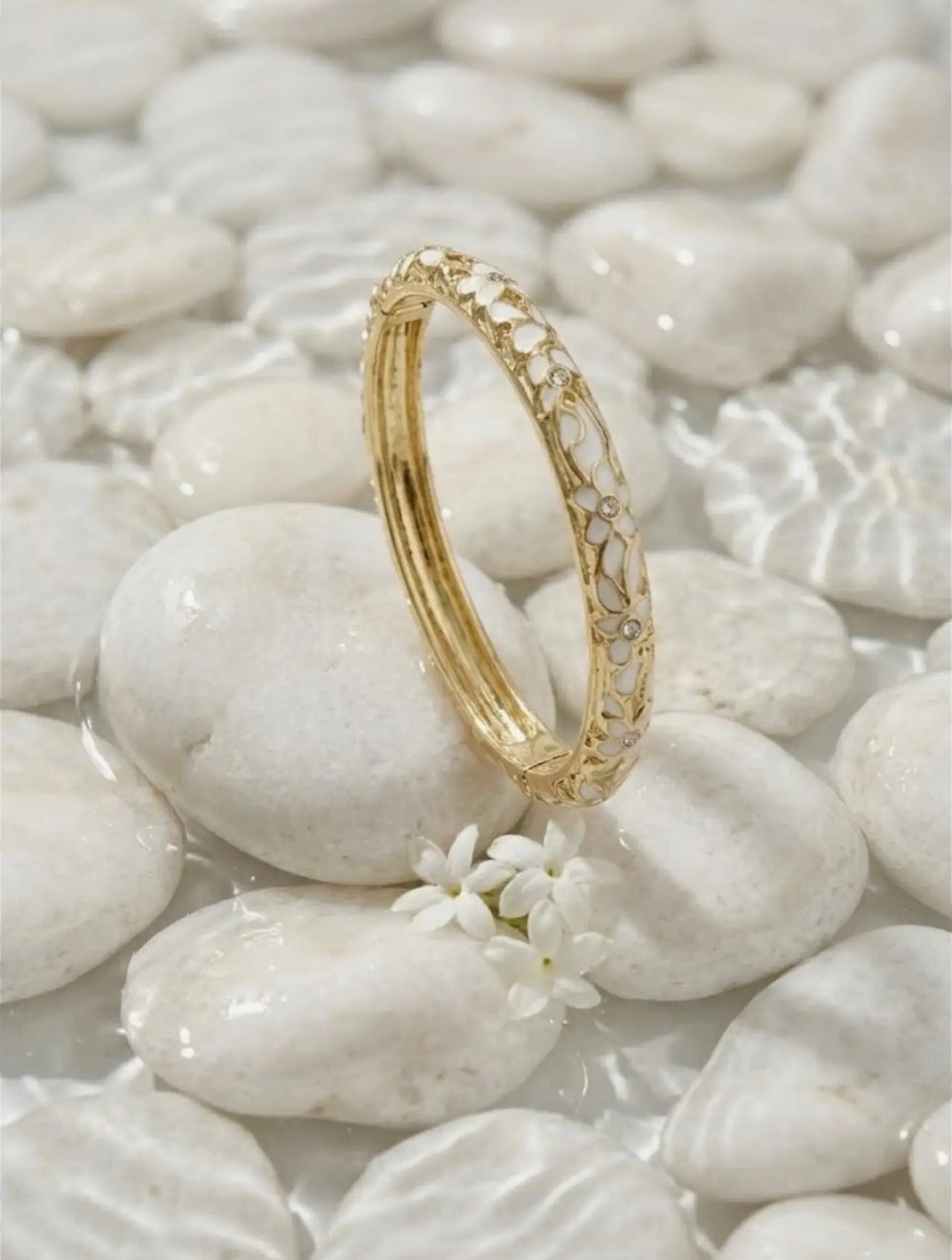 JONC THAÏLANDAIS ÉMAILLÉE EN LAITON – MOTIF FLEURS BLANC 🌸