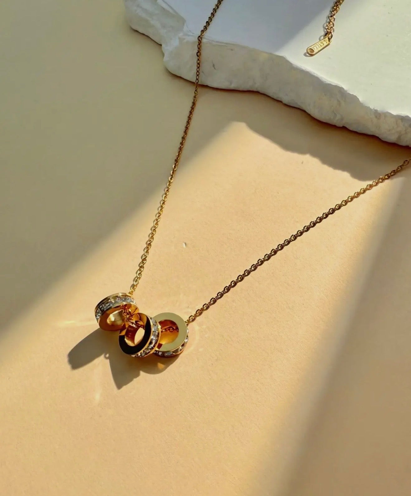 Collier avec 3 anneaux strass - chaîne fine